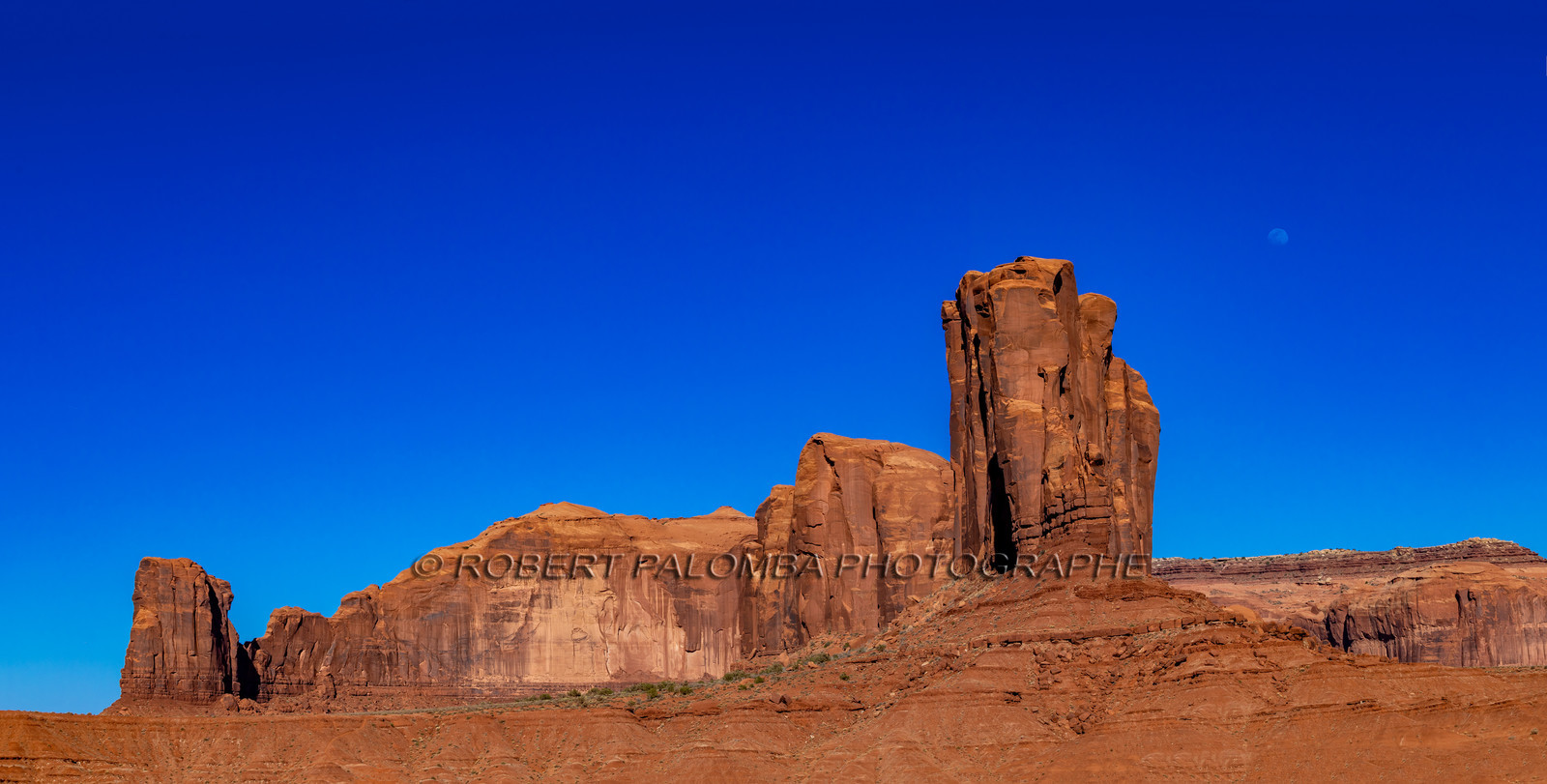 L'elephant Butte avec la lune à Monument Valley
