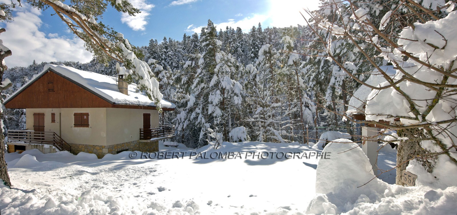 Chalet sous la neige