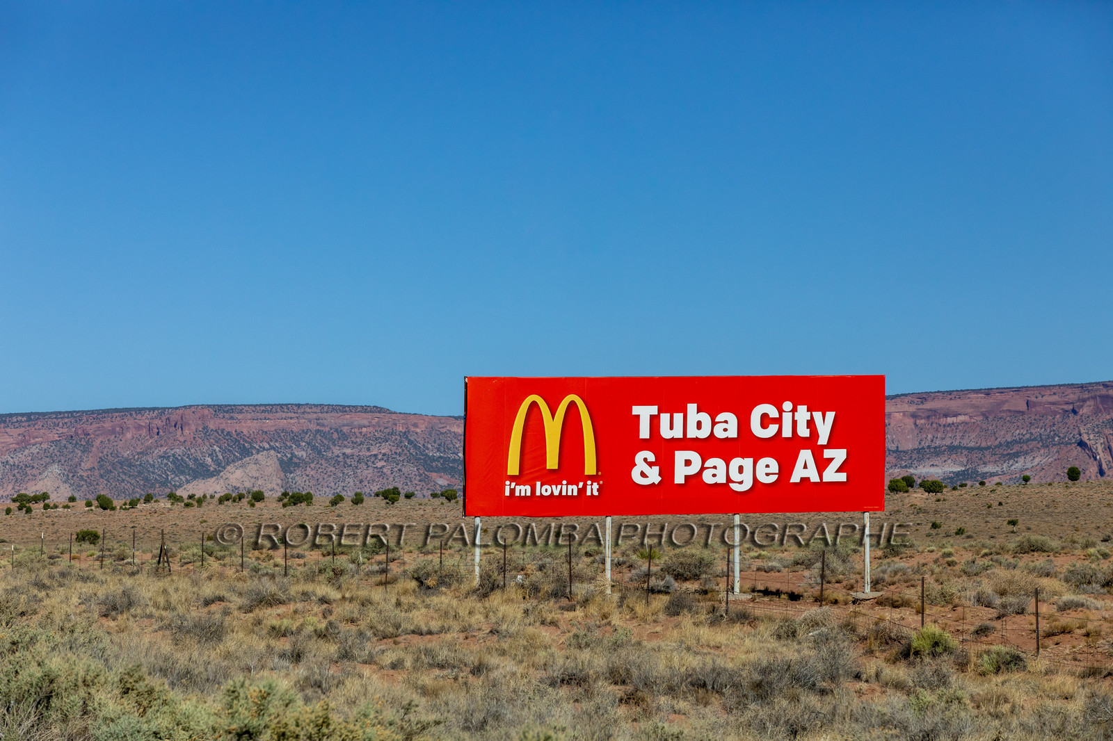 Panneau publicitaire Mac Donald's sur la route pour aller à Antelope Canyon