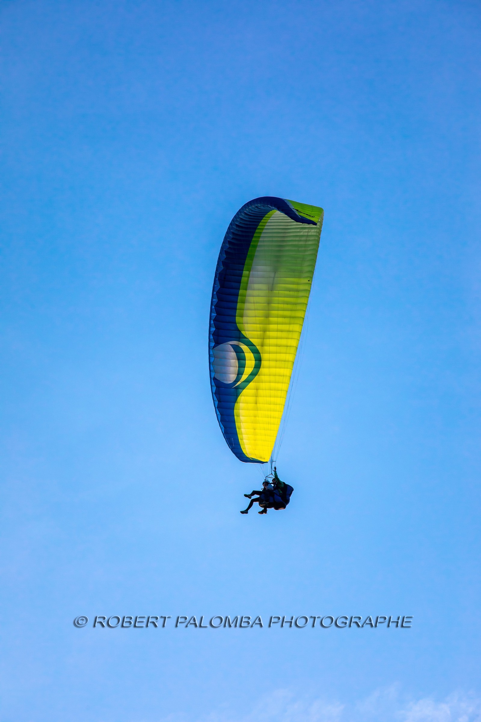 Parapente survolant le lac d'Annecy et le Col de la Forclaz